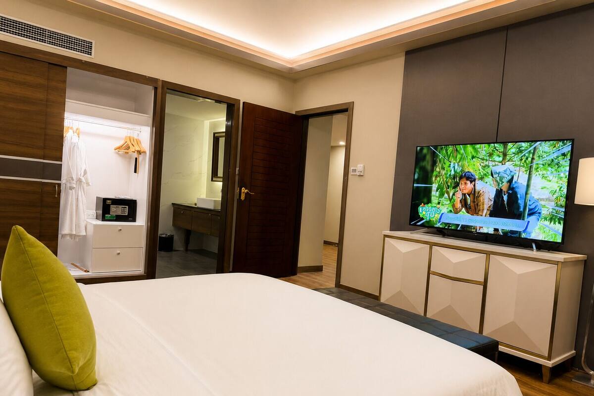 Premier Deluxe Suite | 客房內保險箱、書桌、免費 無線上網、床單