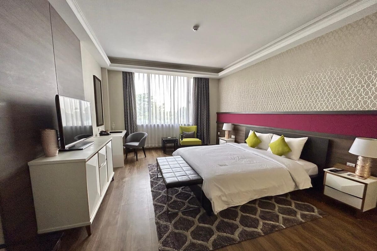 Deluxe-værelse med dobbeltseng eller 2 enkeltsenge - 1 enkeltseng | Pengeskab på værelset, skrivebord, gratis Wi-Fi, sengetøj