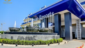 A modern building with the sign "Savan Resorts" and a fountain in front. - Savan Resorts (Savannakhet)
