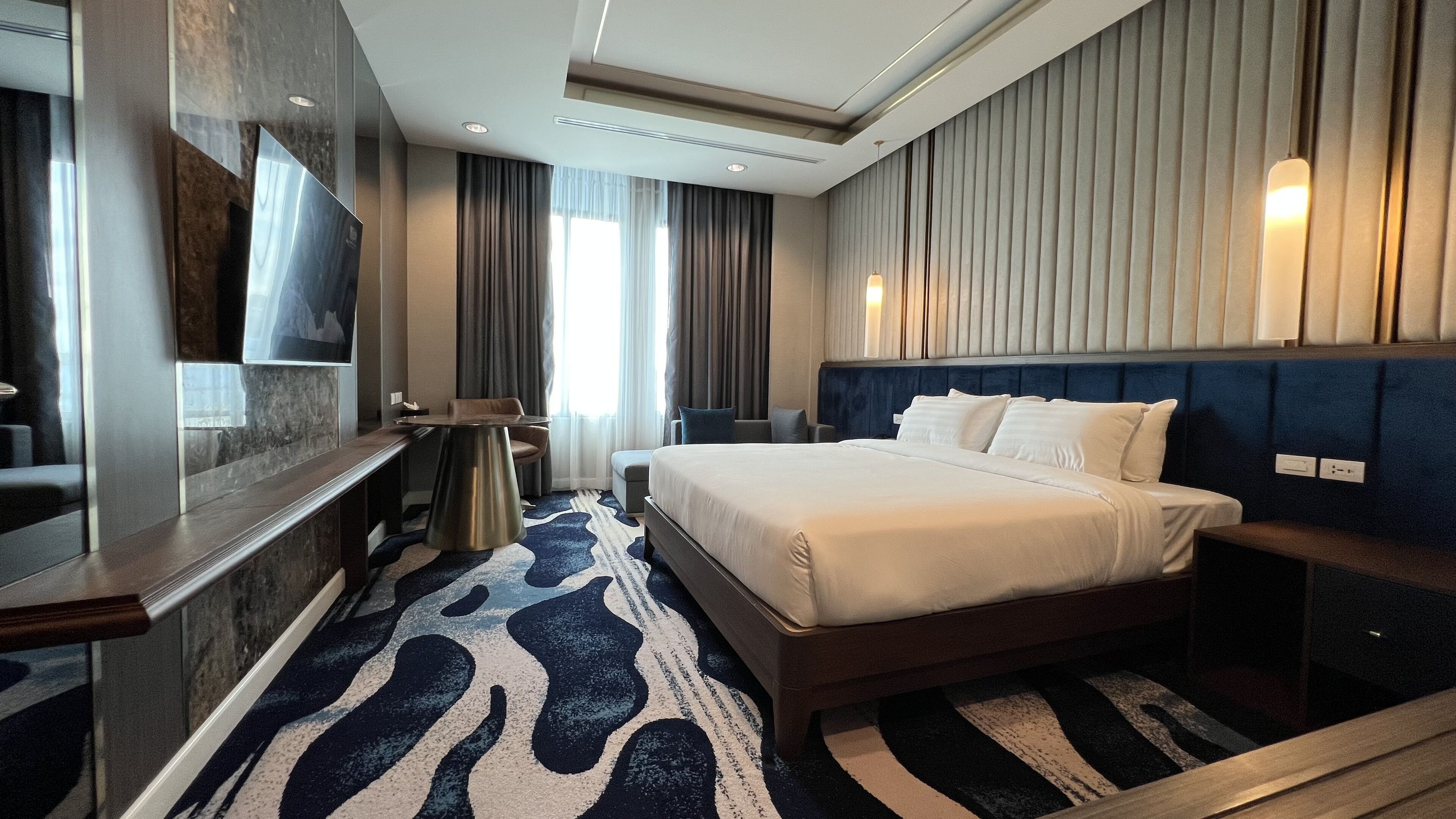 premier studio suite, 1 king bed | in-room safe, desk, free wifi, bed sheets