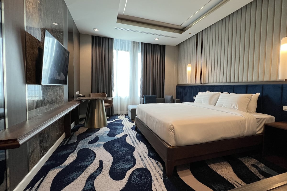 premier studio suite, 1 king bed | in-room safe, desk, free wifi, bed sheets
