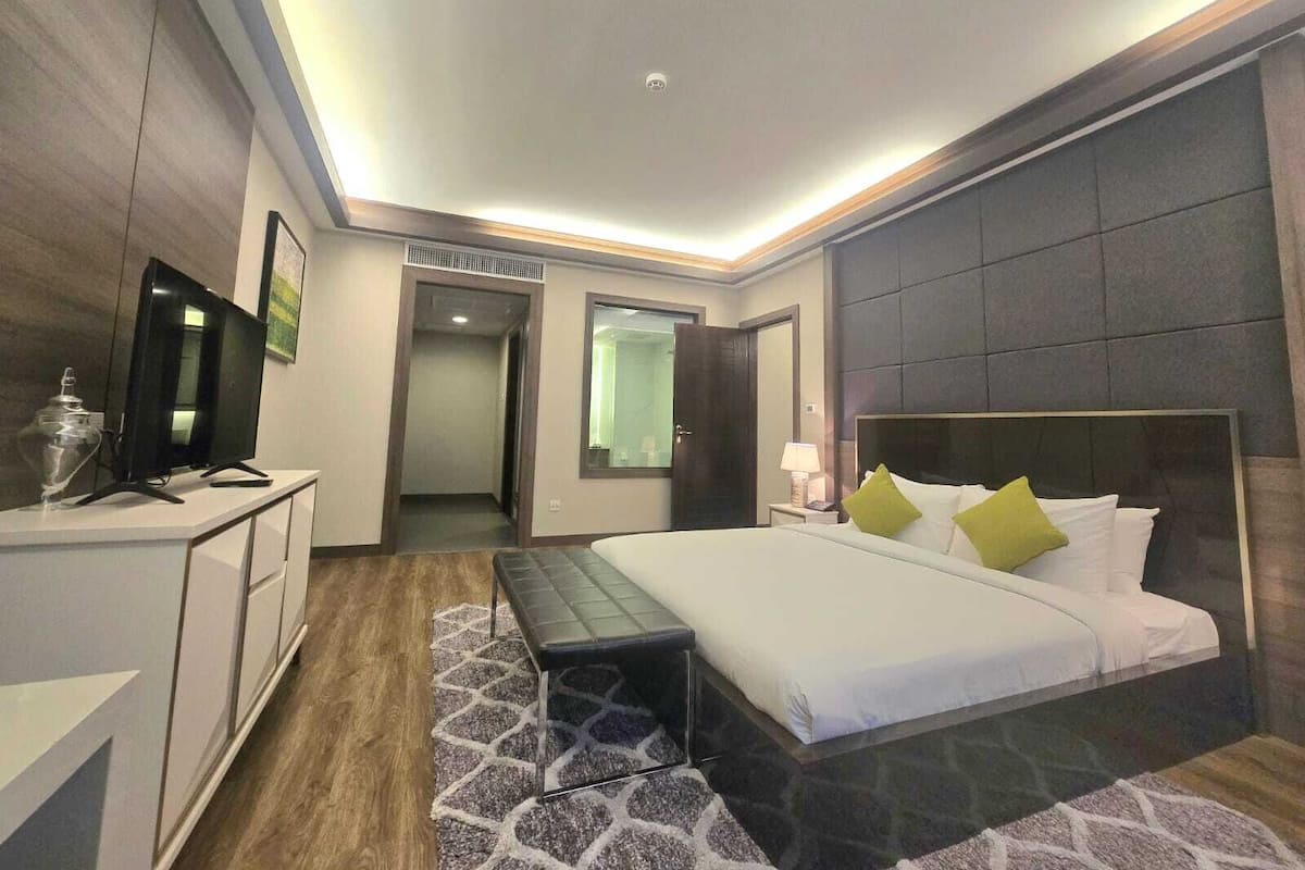 Junior-suite | Pengeskab på værelset, skrivebord, gratis Wi-Fi, sengetøj