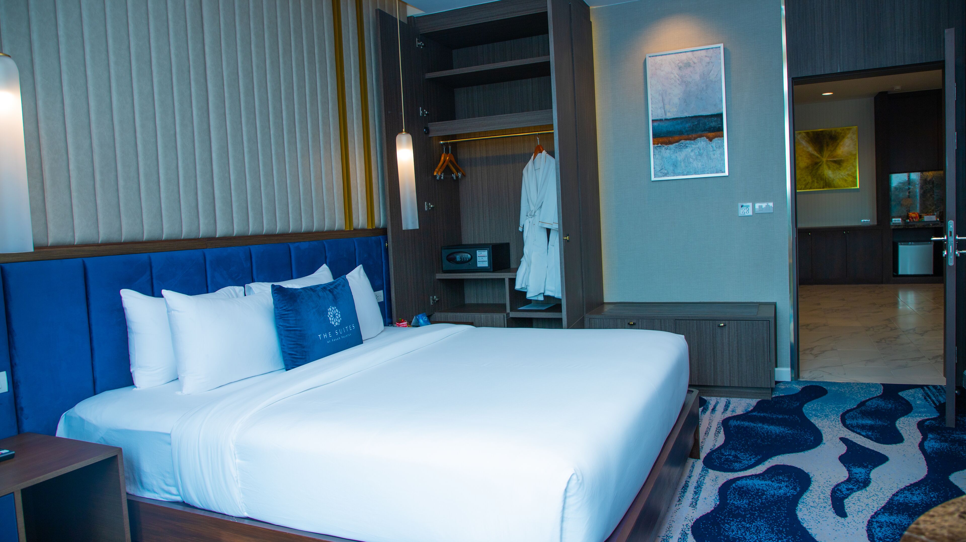 premier studio suite, 1 king bed | in-room safe, desk, free wifi, bed sheets