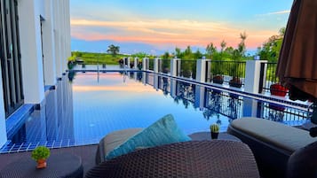 Udendørs pool, åben fra kl. 06.00 til kl. 21.00, liggestole