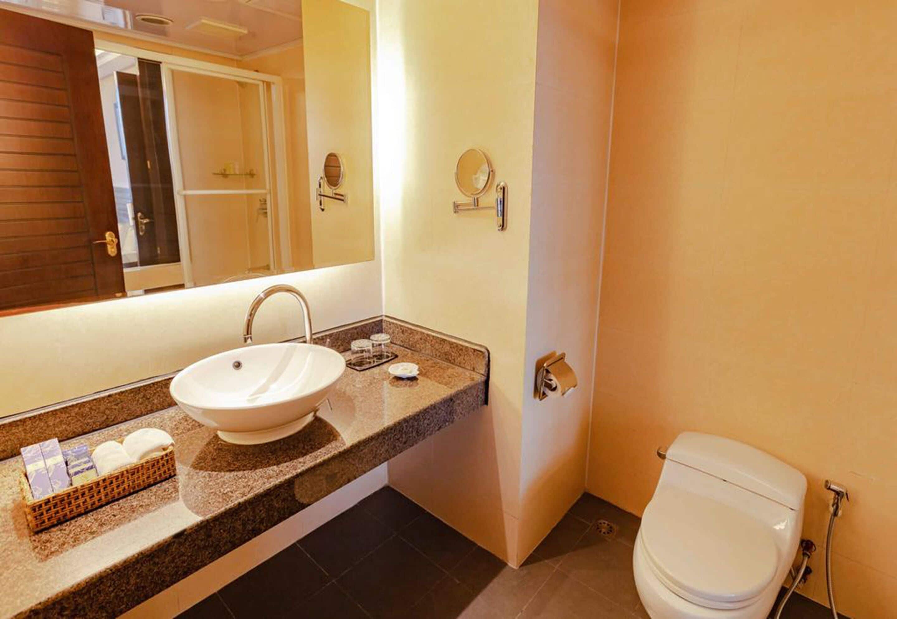 standard double or twin room | bathroom | combined shower/bathtub, rainfall showerhead, free toiletries