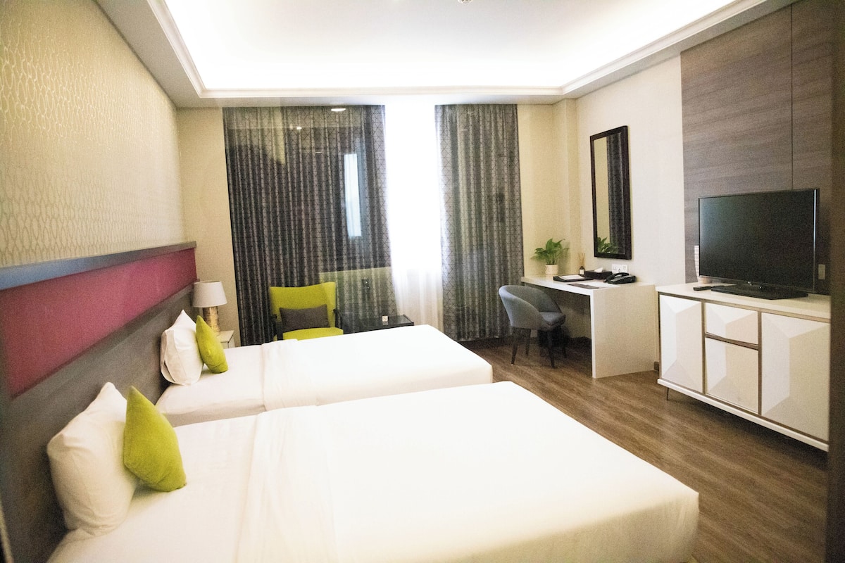 Deluxe Twin Room, 1 Large Twin Bed | In-room safe, desk, free WiFi, bed sheets