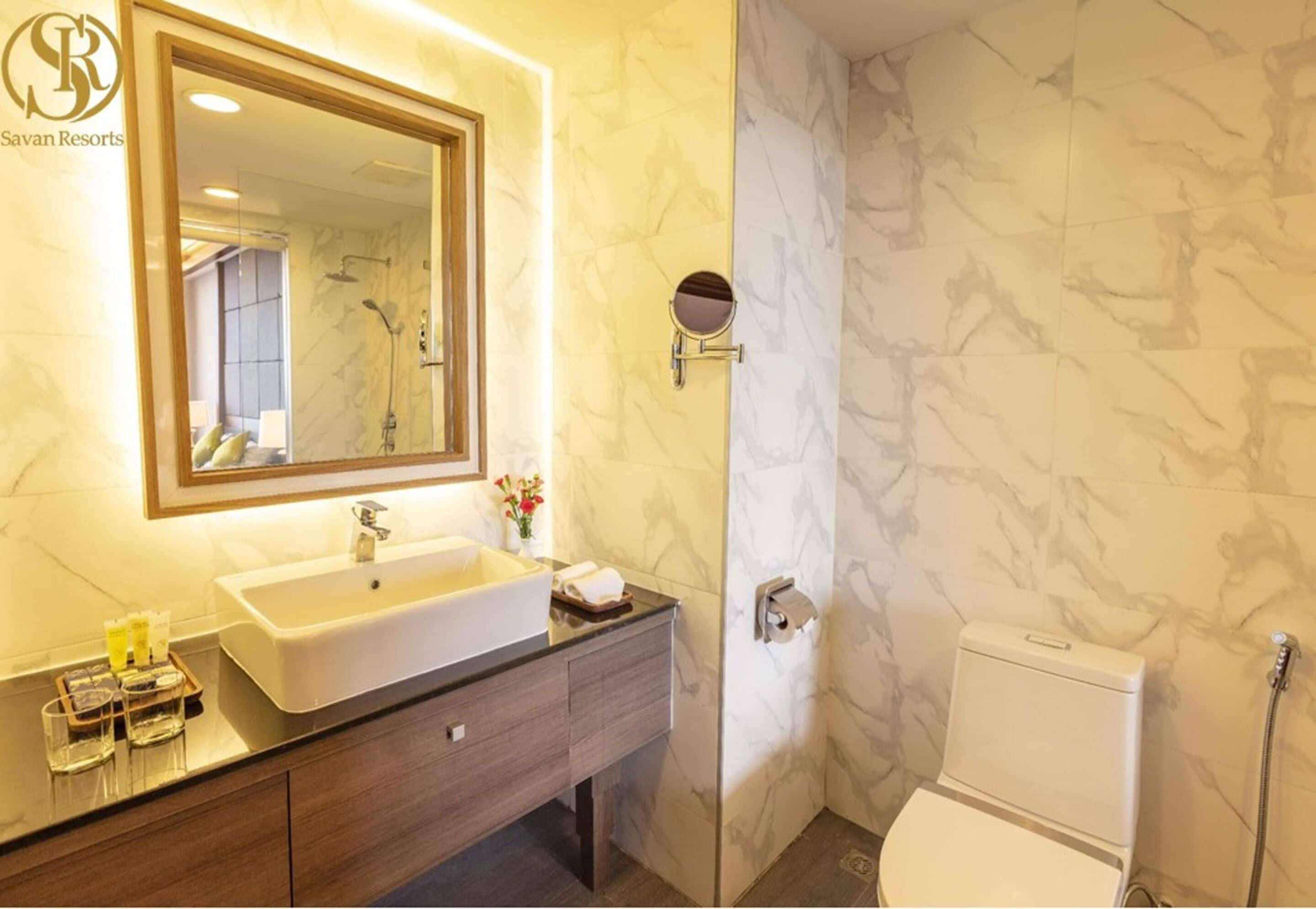 deluxe double or twin room | bathroom | combined shower/bathtub, rainfall showerhead, free toiletries