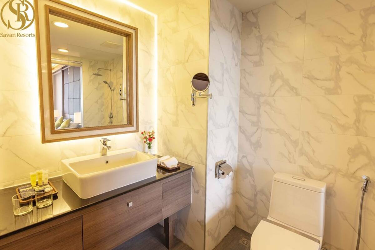 deluxe double or twin room | bathroom | combined shower/bathtub, rainfall showerhead, free toiletries