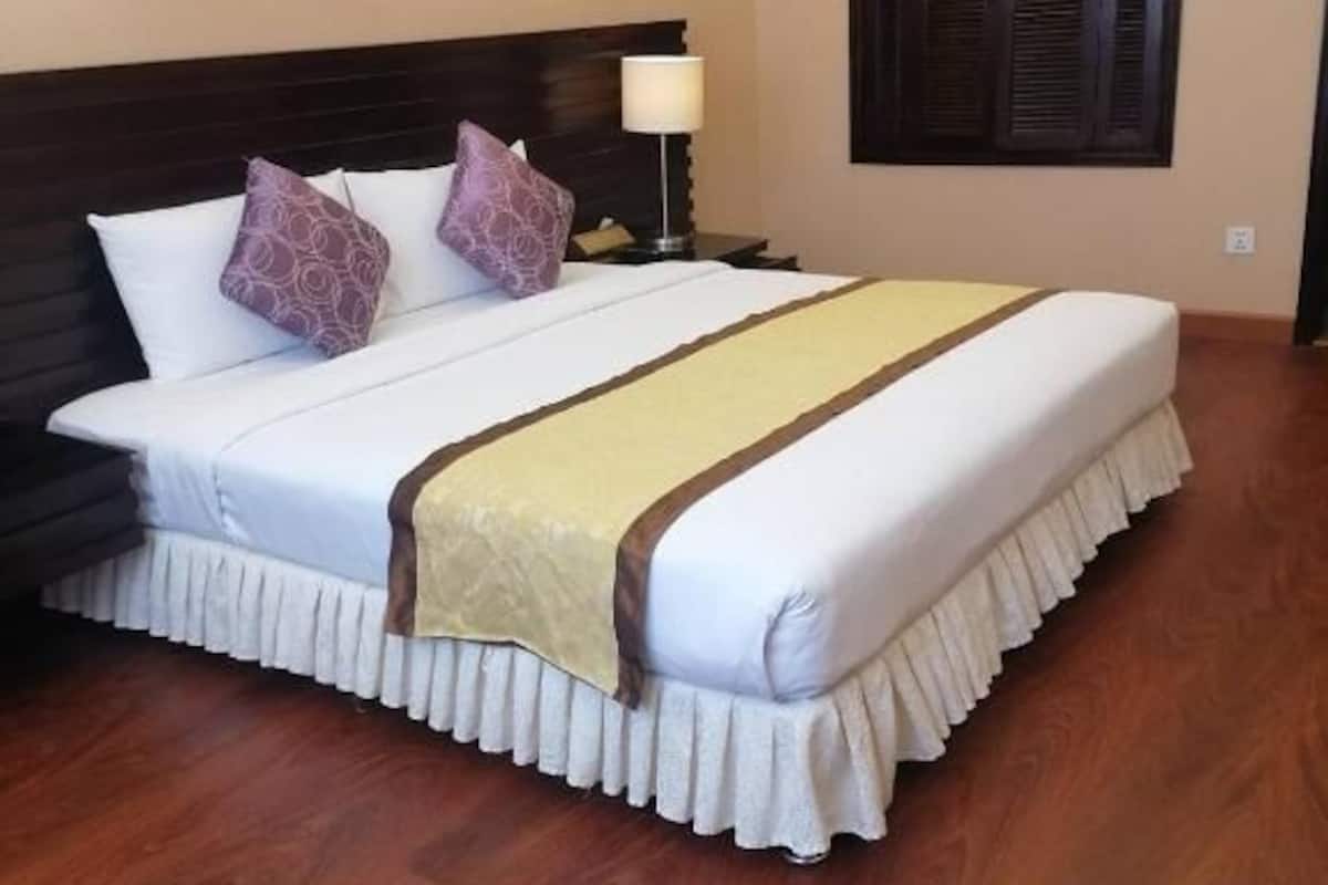 Standard Double Room | In-room safe, desk, free WiFi, bed sheets