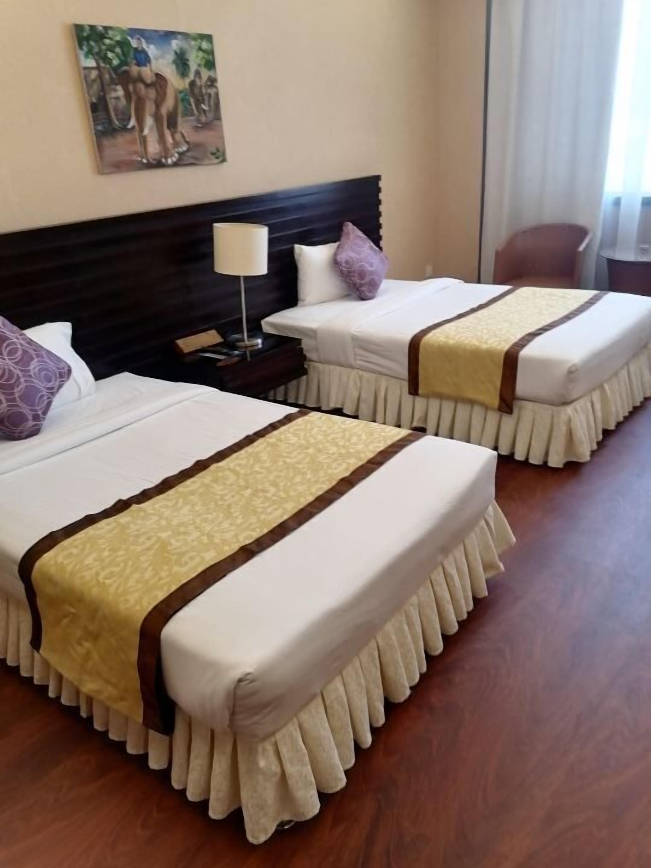 Standard Twin Room | Bathroom | Rainfall showerhead, free toiletries, hair dryer, bathrobes