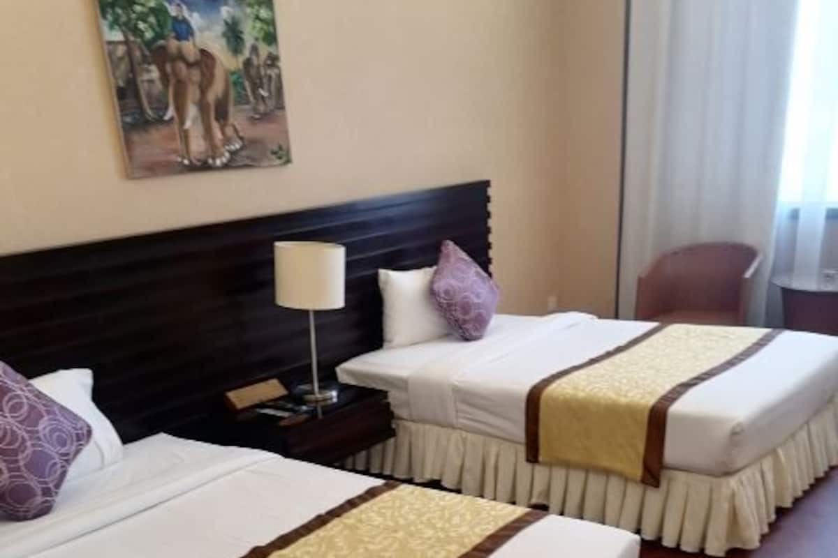 Standard Twin Room | Bathroom | Rainfall showerhead, free toiletries, hair dryer, bathrobes