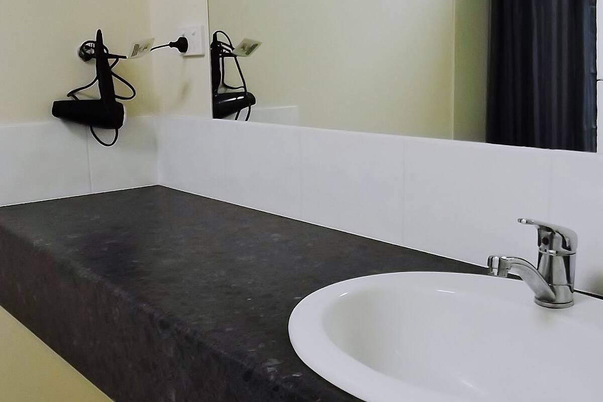 deluxe room, 1 queen bed, jetted tub | bathroom sink