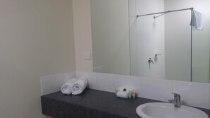 Free toiletries, hair dryer, towels - Heyfield Railway Hotel (Heyfield)
