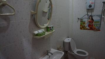 VIP Room | Baño | Ducha, artículos de higiene personal gratuitos y toallas
