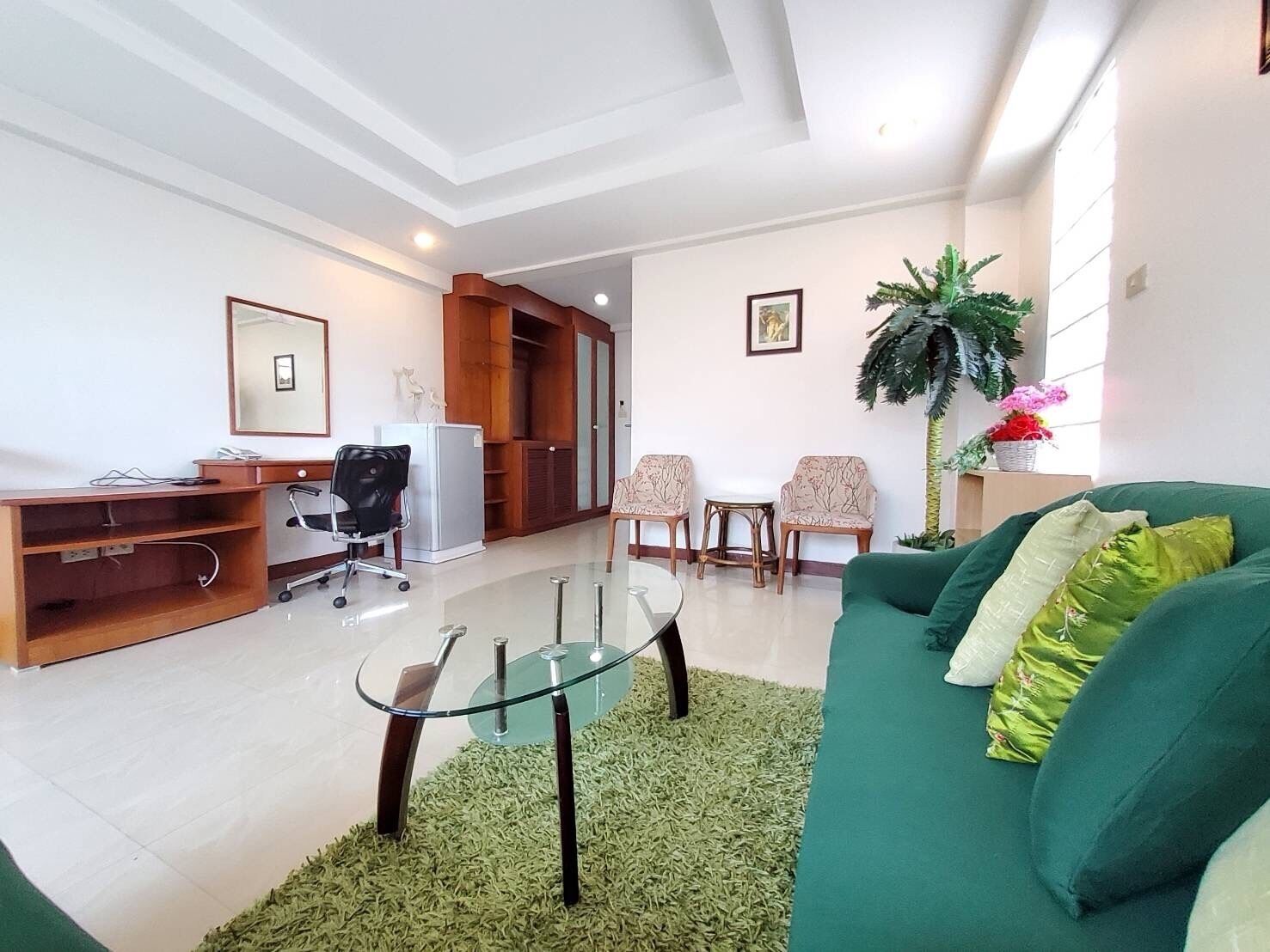 Suite B | Desk, free WiFi