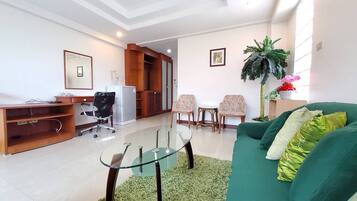 Suite B | Desk, free WiFi