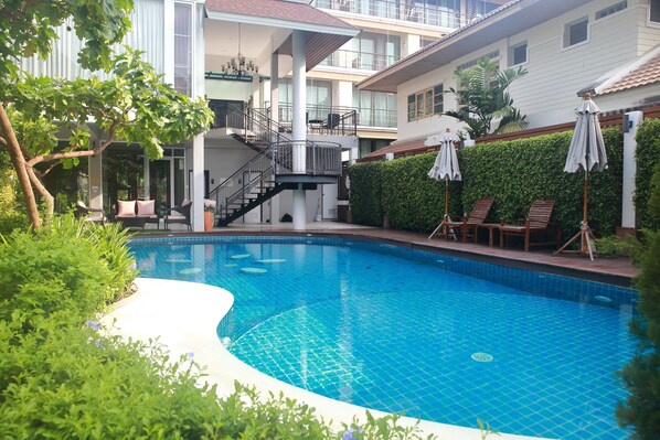 Hồ bơi ngoài trời