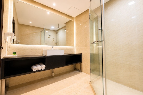 Executive Suite | Bathroom | Shower, free toiletries, hair dryer, slippers