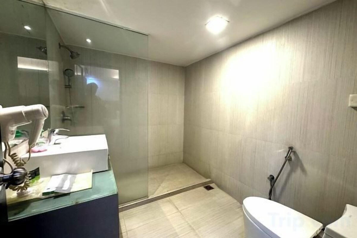 Bathroom | Shower, free toiletries, hair dryer, slippers