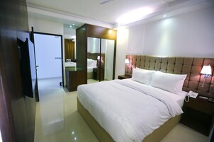 Premium bedding, down comforters, minibar, in-room safe