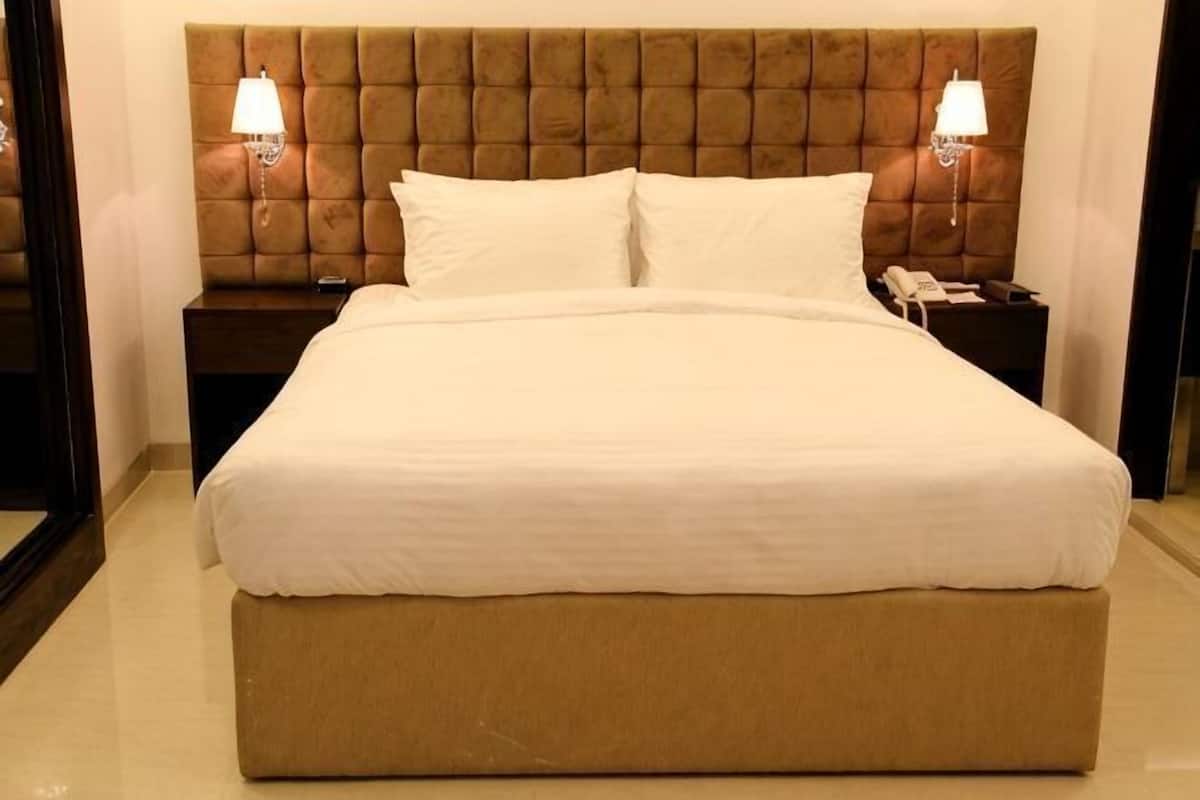 Premium bedding, down comforters, minibar, in-room safe