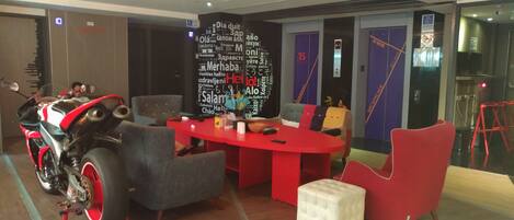 Lobby lounge
