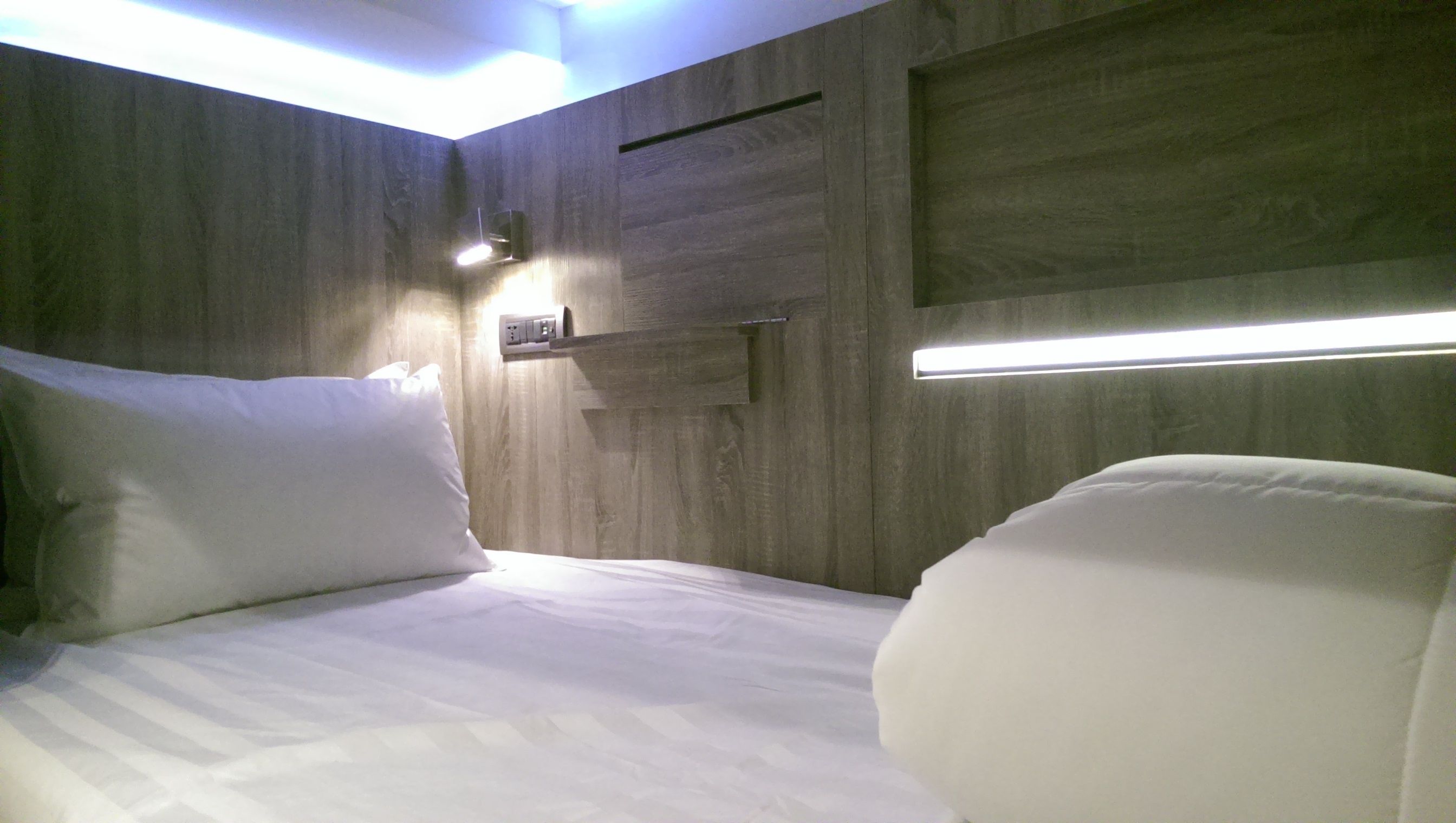 淋浴設備、淋浴花灑、吹風機、毛巾