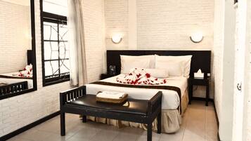 Grand Deluxe Room | Desk, laptop workspace, blackout drapes, free WiFi