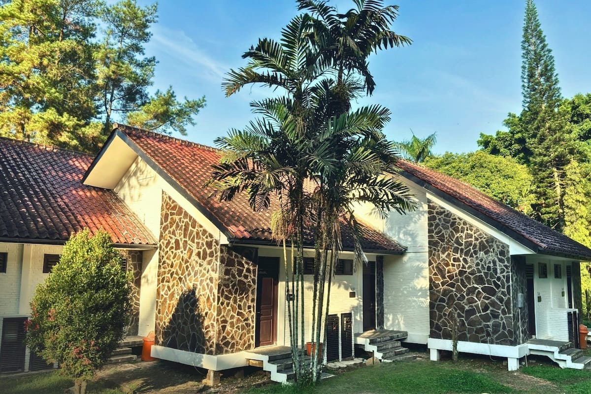 Deluxe Room | Desk, laptop workspace, blackout curtains, free WiFi