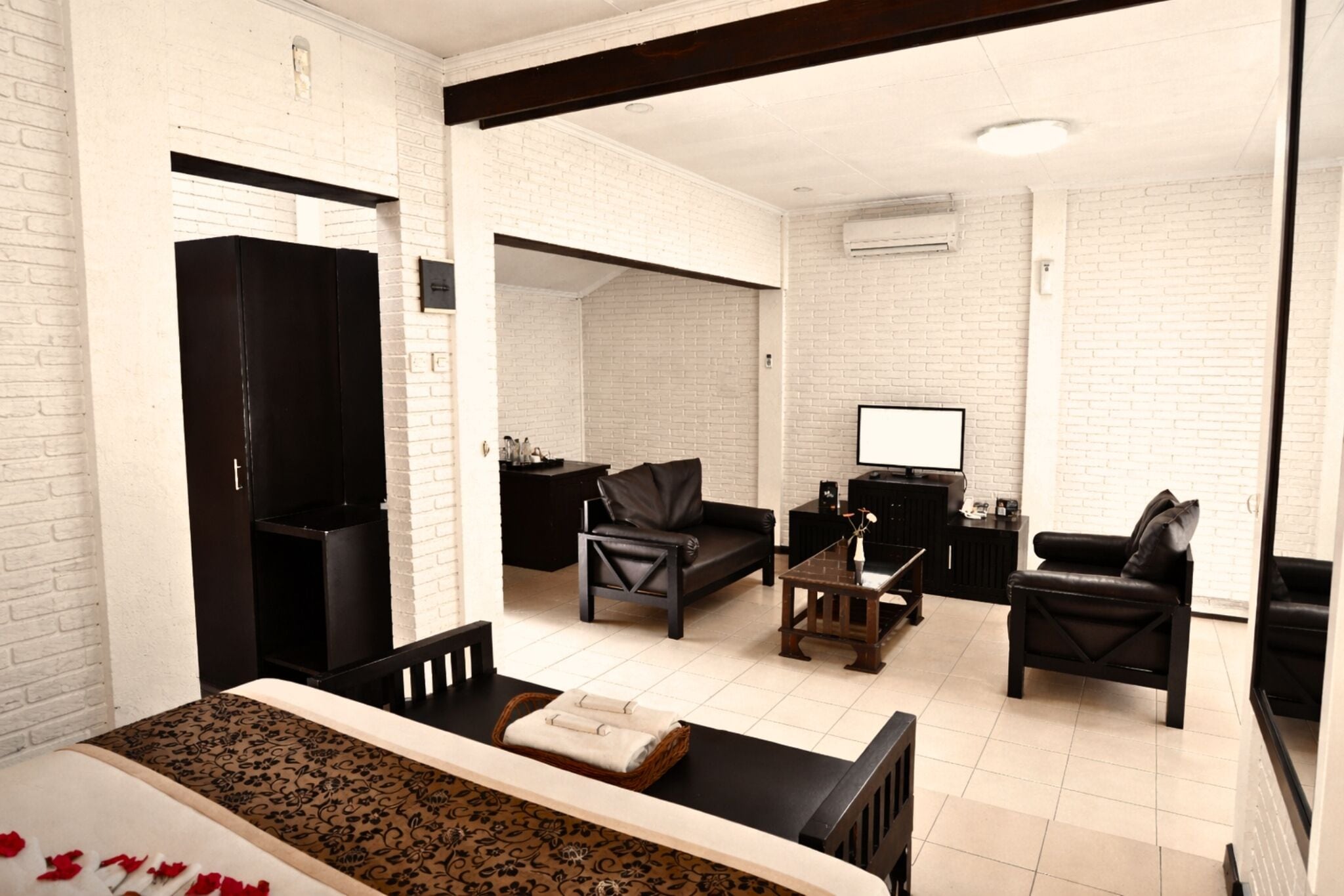 Grand Deluxe Room | Desk, laptop workspace, blackout drapes, free WiFi