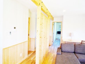 Ropa de cama de alta calidad, escritorio y insonorización