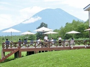 Breakfast and dinner served