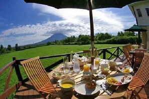 Daily full breakfast (JPY 1800 per person)