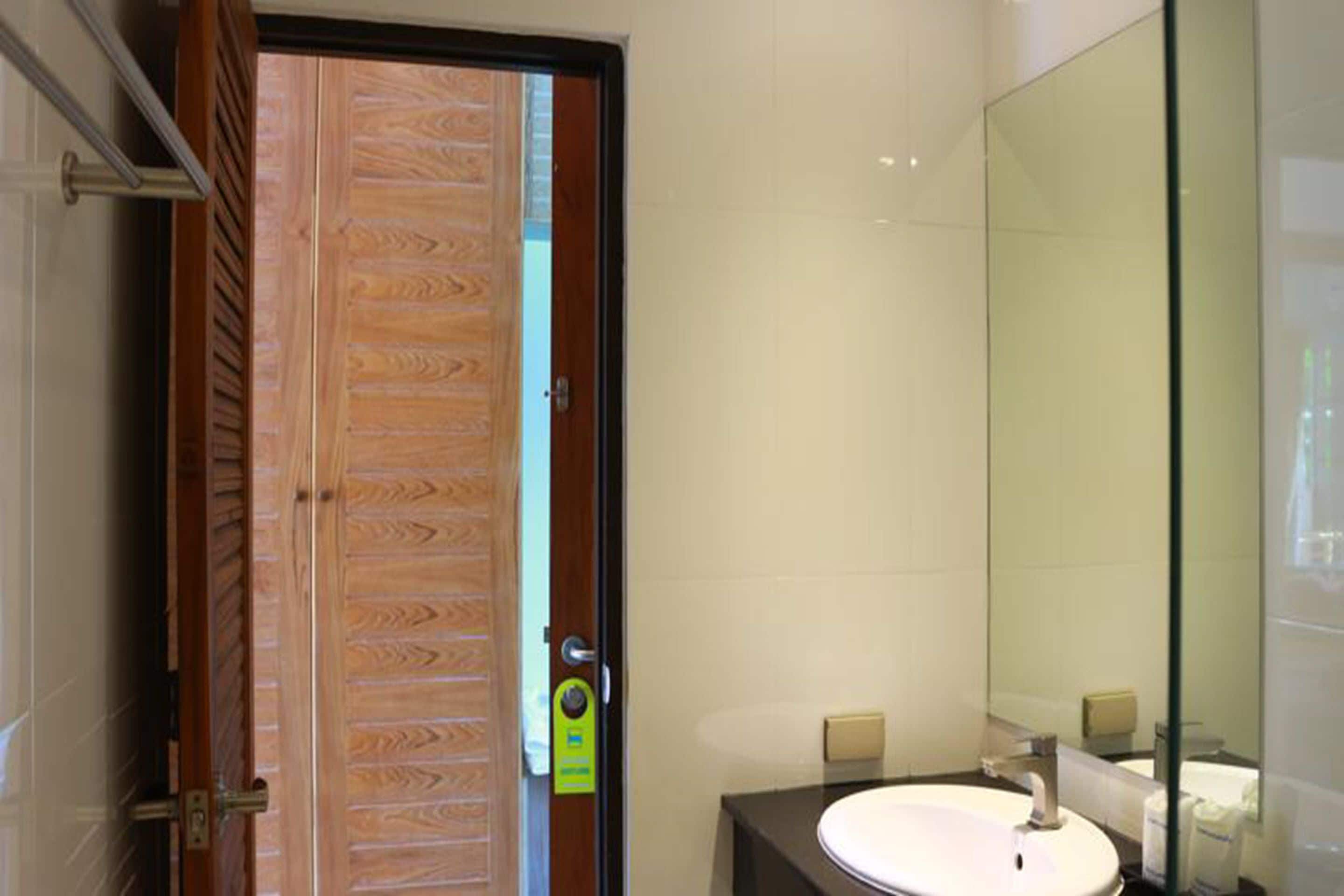 shower, free toiletries, towels