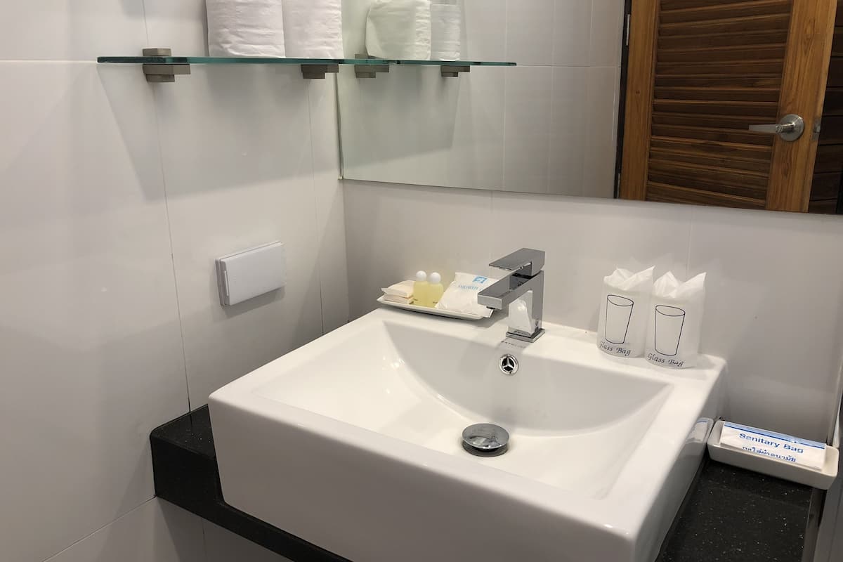 shower, free toiletries, towels