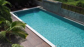 Piscine extérieure, chaises longues