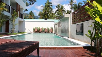 Außenpool, Liegestühle