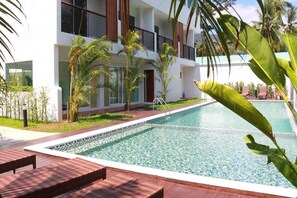 Outdoor pool, sun loungers - Crystal Lamai Hotel (Koh Samui)