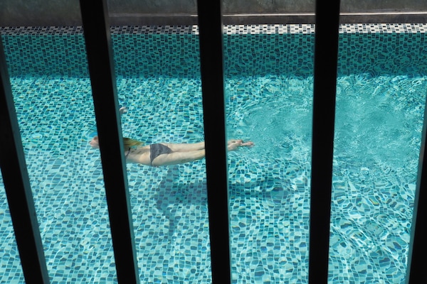 Piscine extérieure, chaises longues