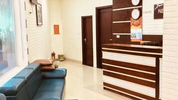 En 32-tommers LED-TV med kabel-kanaler samt TV og DVD-spiller