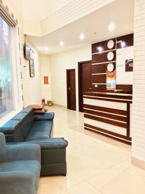 32 吋LED 電視連有線電視頻道、電視、DVD 播放機