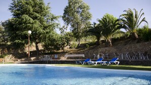 Piscina externa, espreguiçadeiras