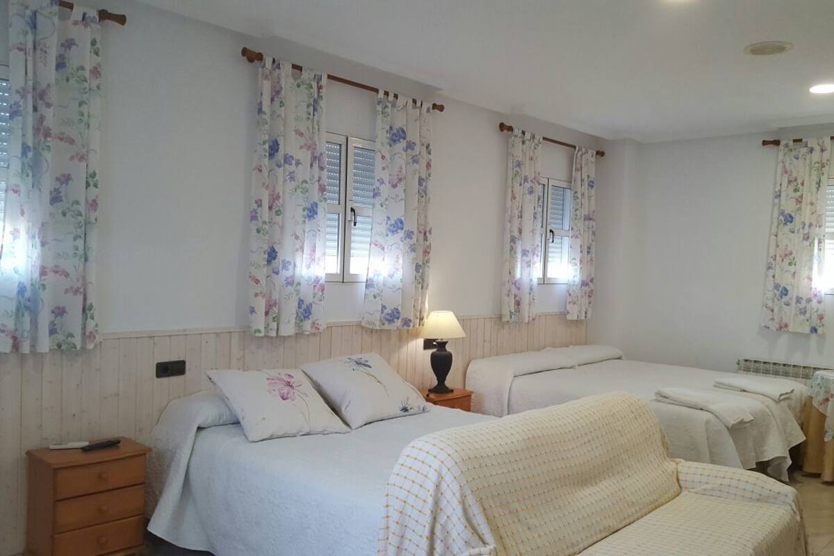 Habitación cuádruple | Edredón, escritorio, cortinas blackout y insonorización