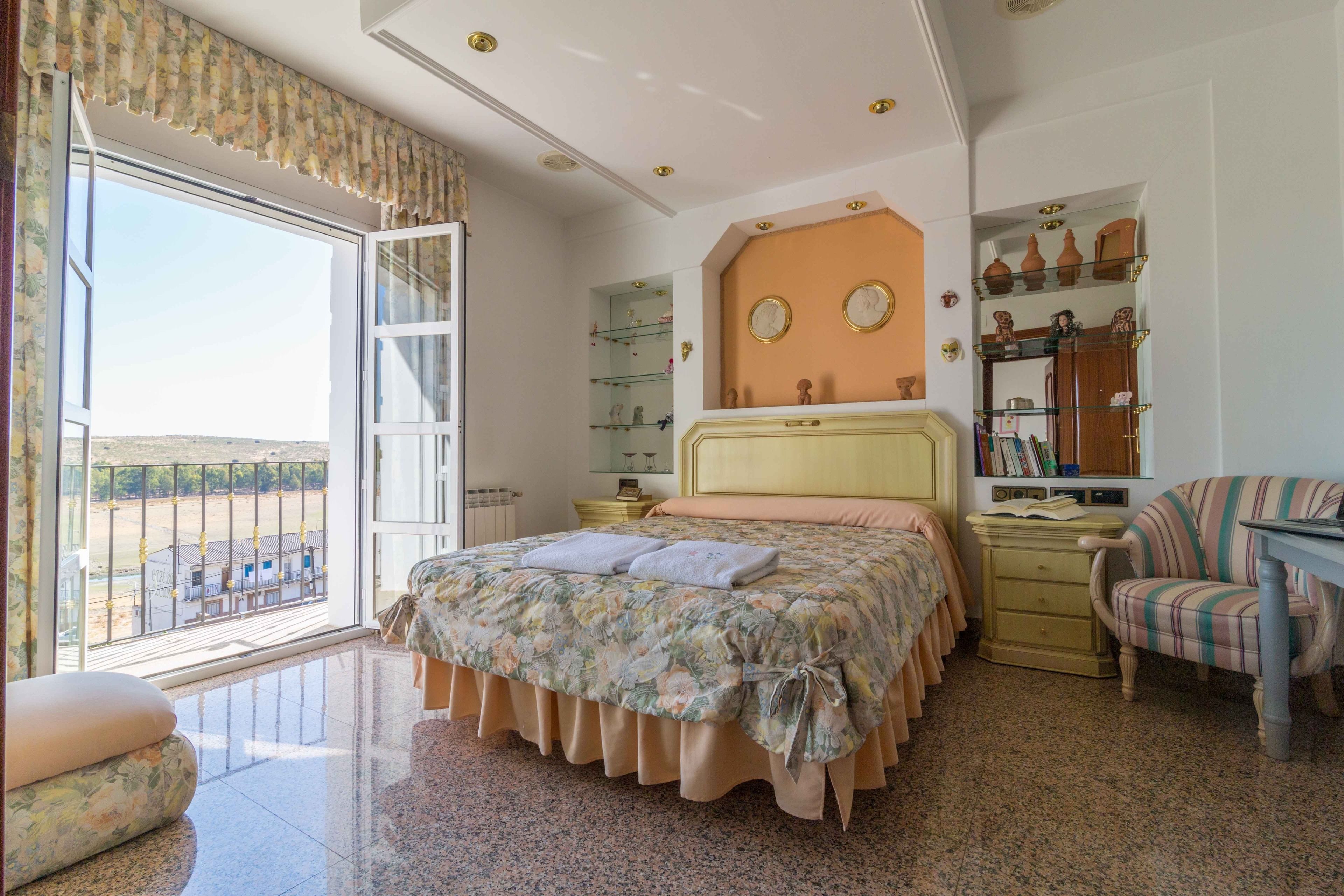 Donzen dekbedden, een bureau, verduisterende gordijnen