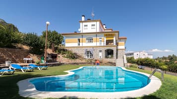 Outdoor pool, pool loungers