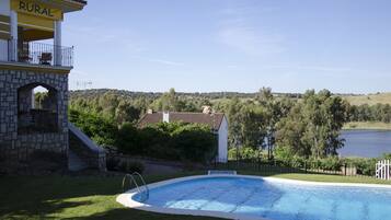 Piscine extérieure, chaises longues