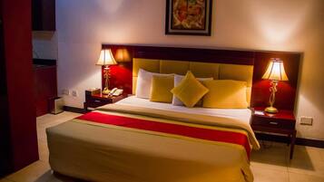 Escritorio, espacio para trabajar con laptop y ropa de cama