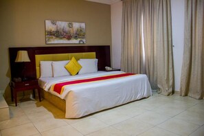 Desk, laptop workspace, bed sheets - Crystal Court Lekki (Lekki)