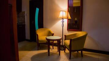 Escritorio, espacio para trabajar con laptop y ropa de cama