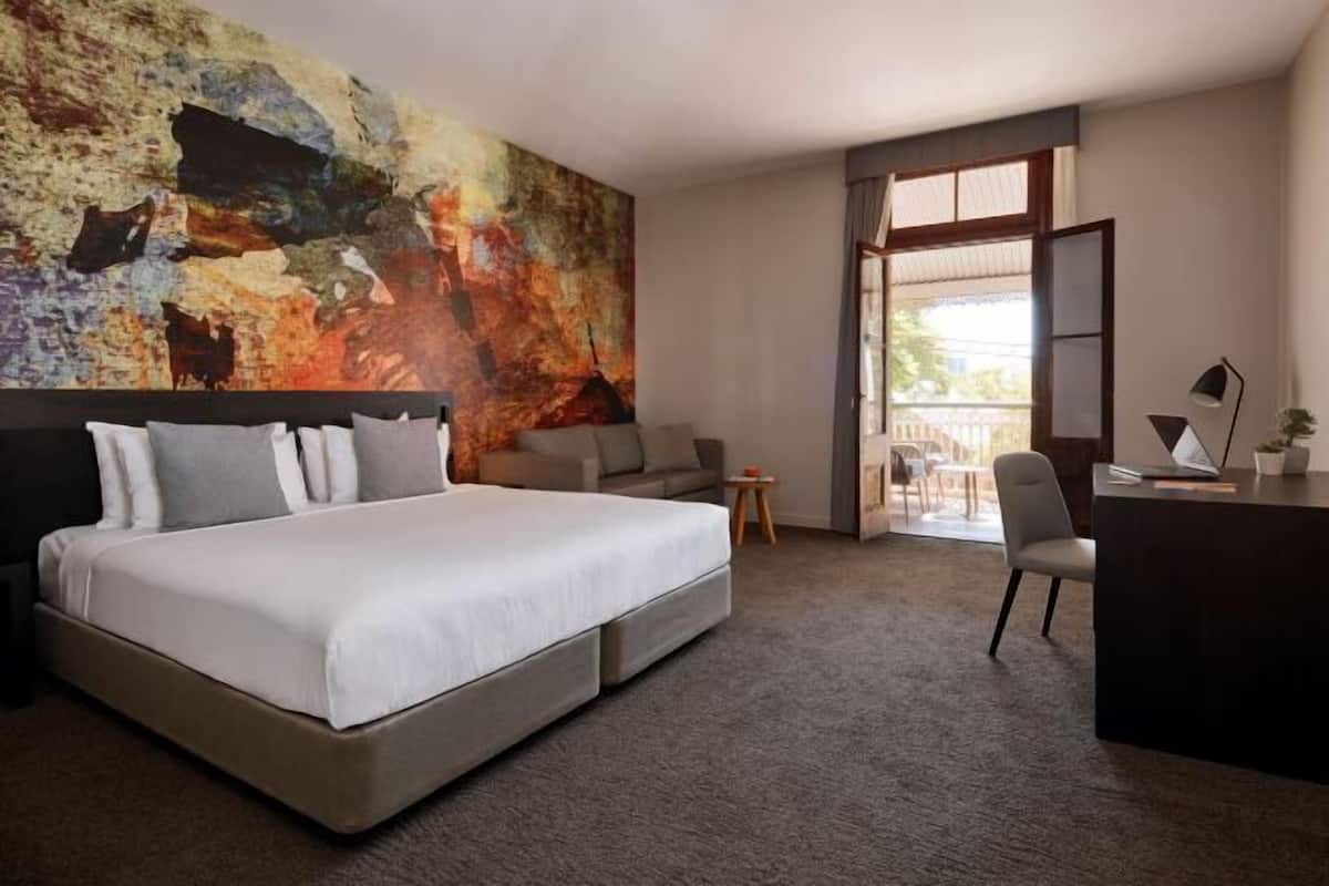 Minibar, in-room safe, iron/ironing board, WiFi